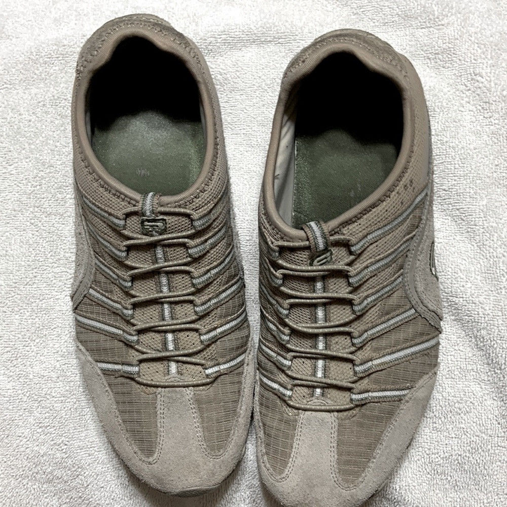 Skechers tennis. Size 7.5. Slightly used.
